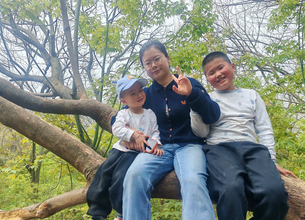 睿达和家人在树上合影