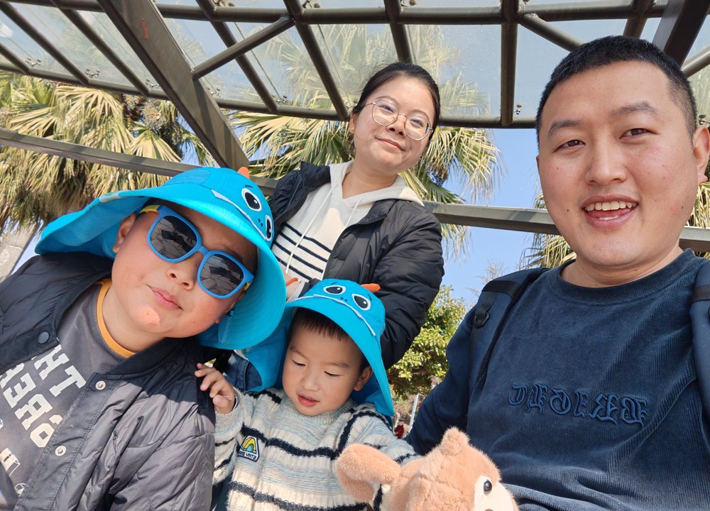 睿达和家人在户外自拍