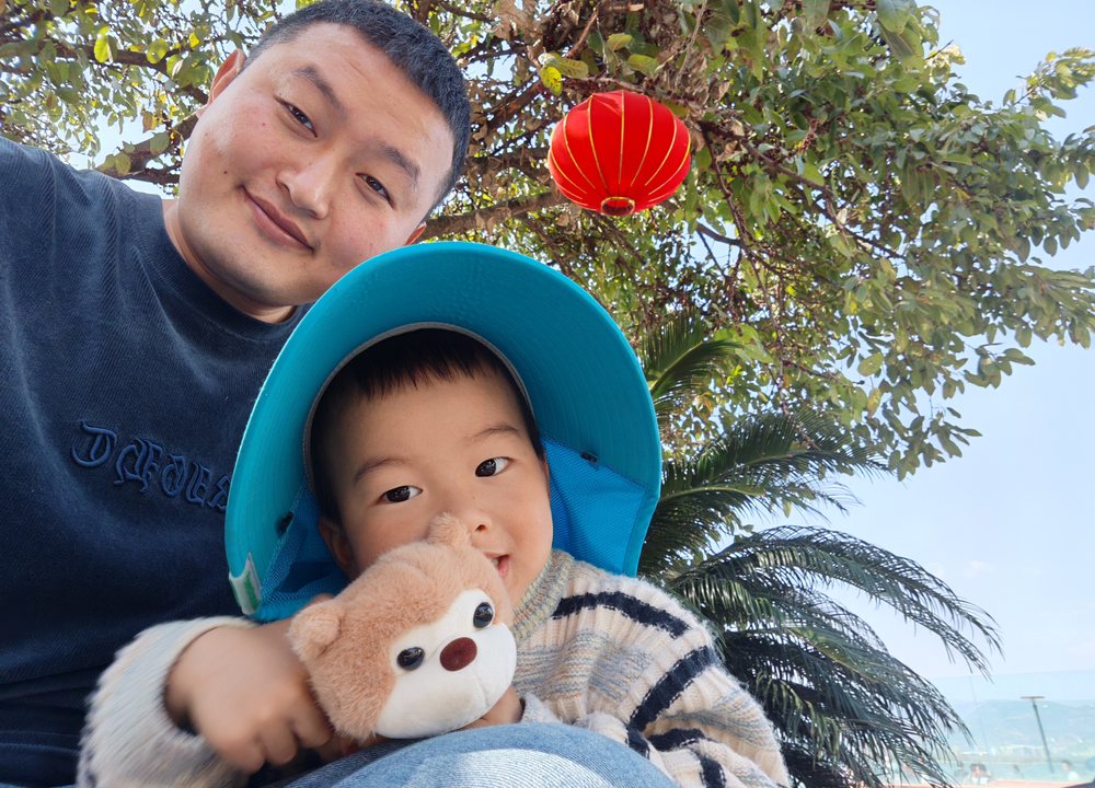 睿达和爸爸在灯下合影