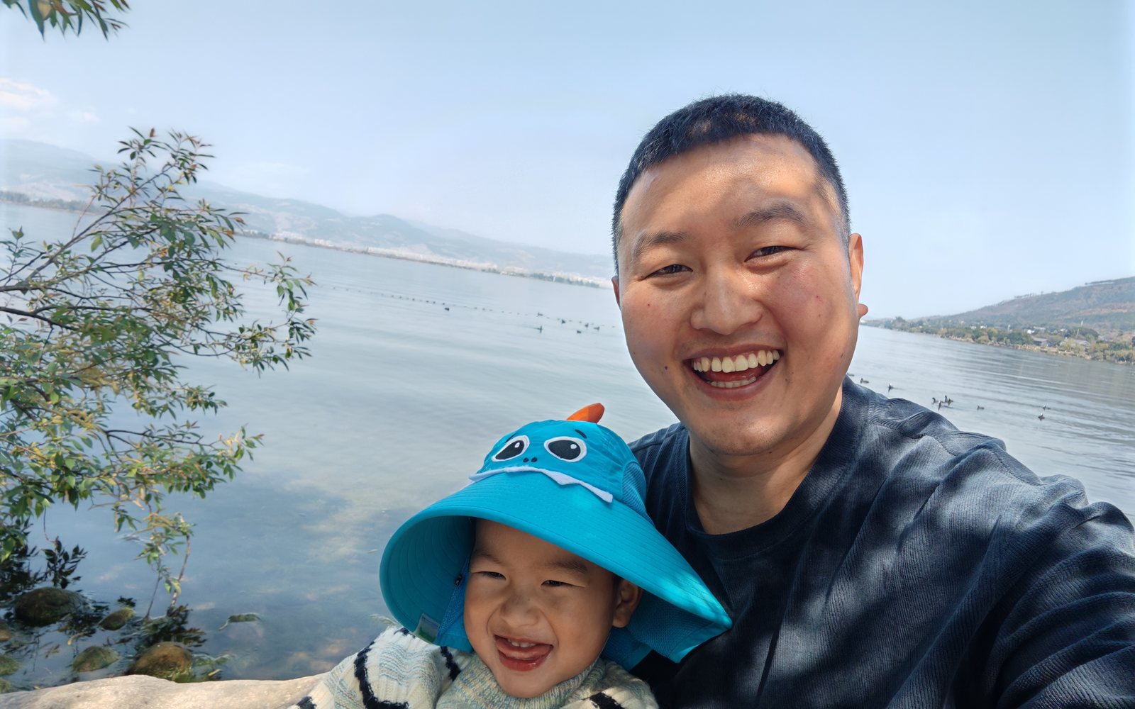 睿达在湖边的照片