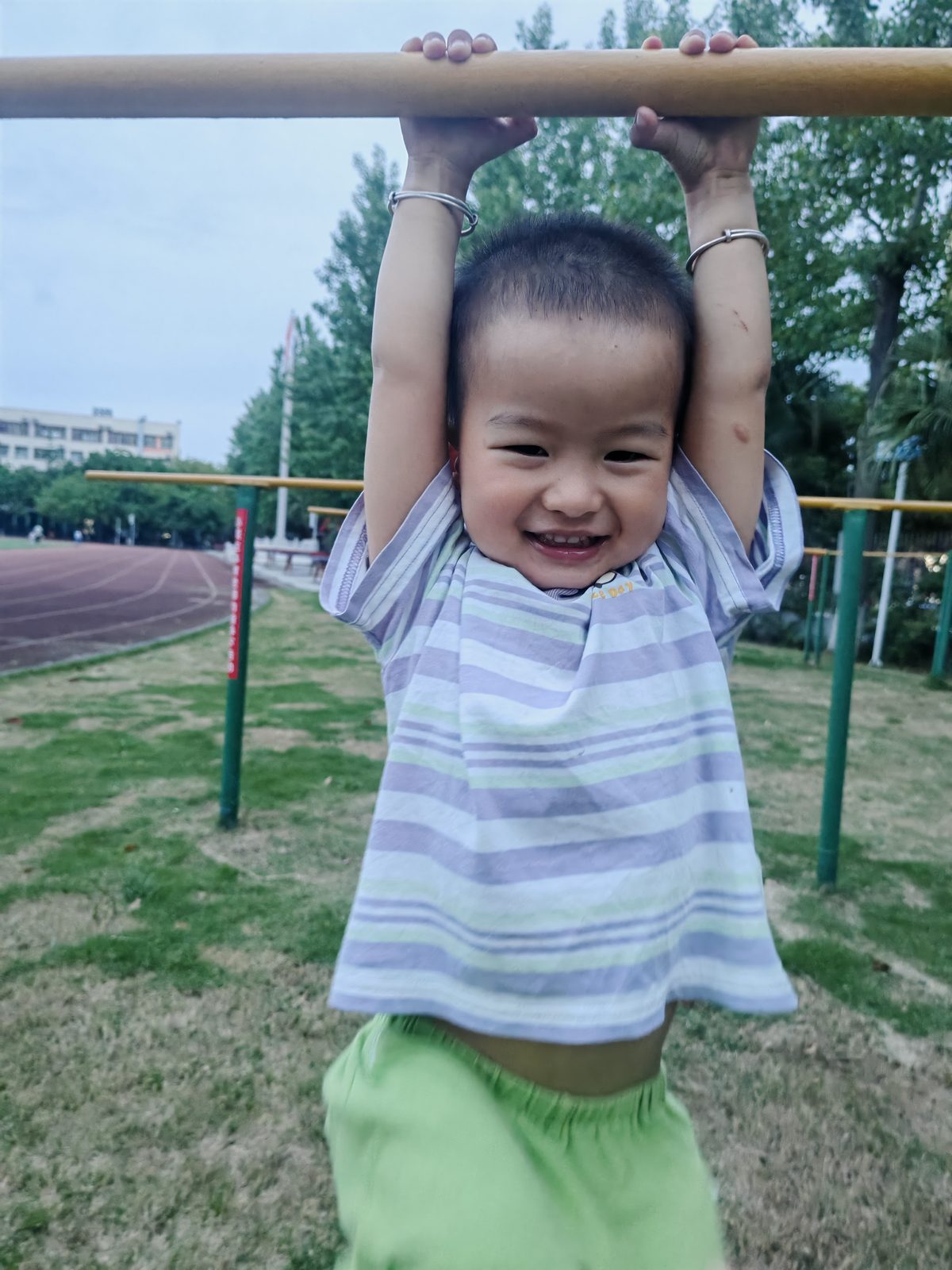 睿达挂在横杆上笑