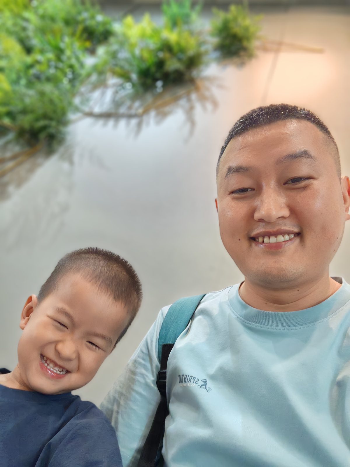 睿达和爸爸靠在栏杆上看大厅